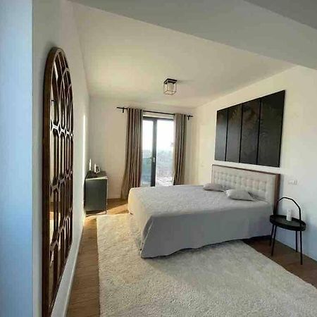 Modern 2-Bedroom Apartment In New Residence Крайова Екстериор снимка