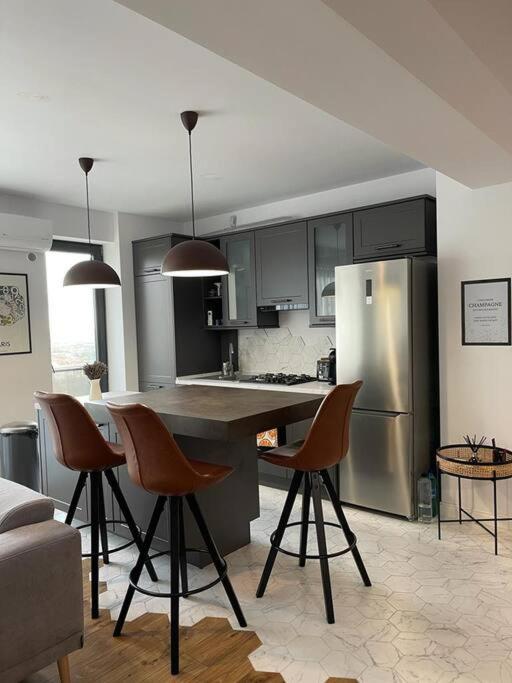 Modern 2-Bedroom Apartment In New Residence Крайова Екстериор снимка
