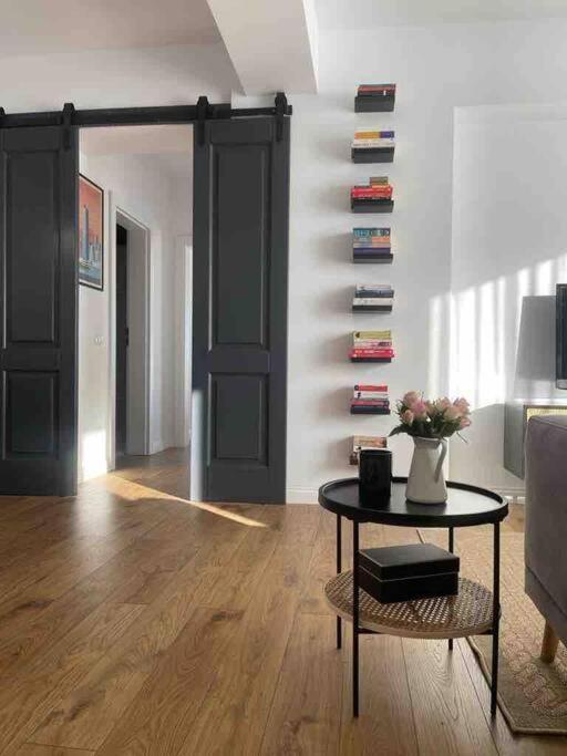 Modern 2-Bedroom Apartment In New Residence Крайова Екстериор снимка