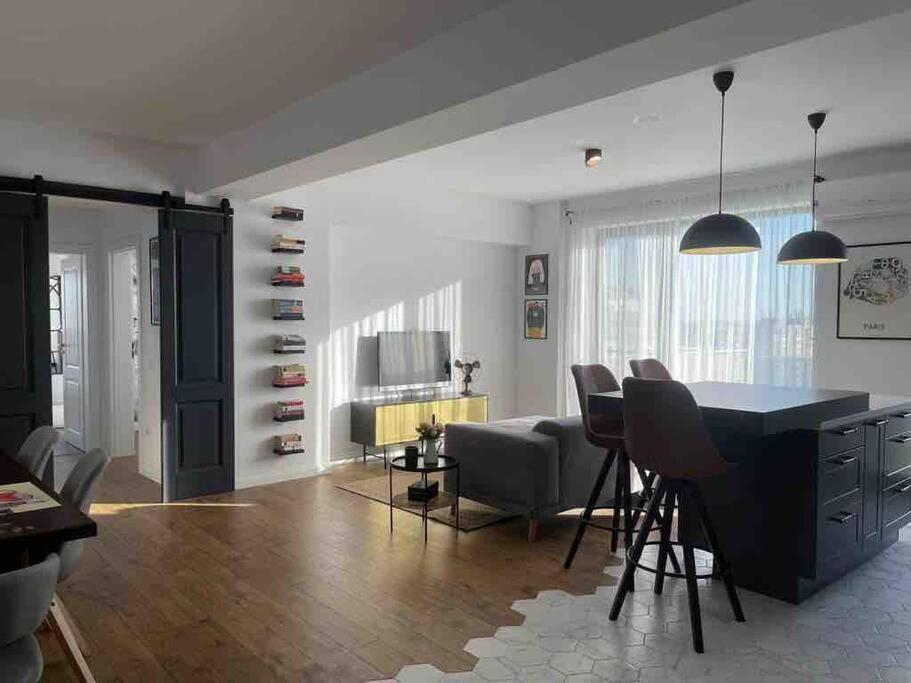 Modern 2-Bedroom Apartment In New Residence Крайова Екстериор снимка