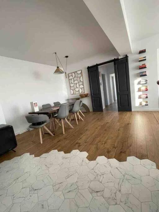 Modern 2-Bedroom Apartment In New Residence Крайова Екстериор снимка