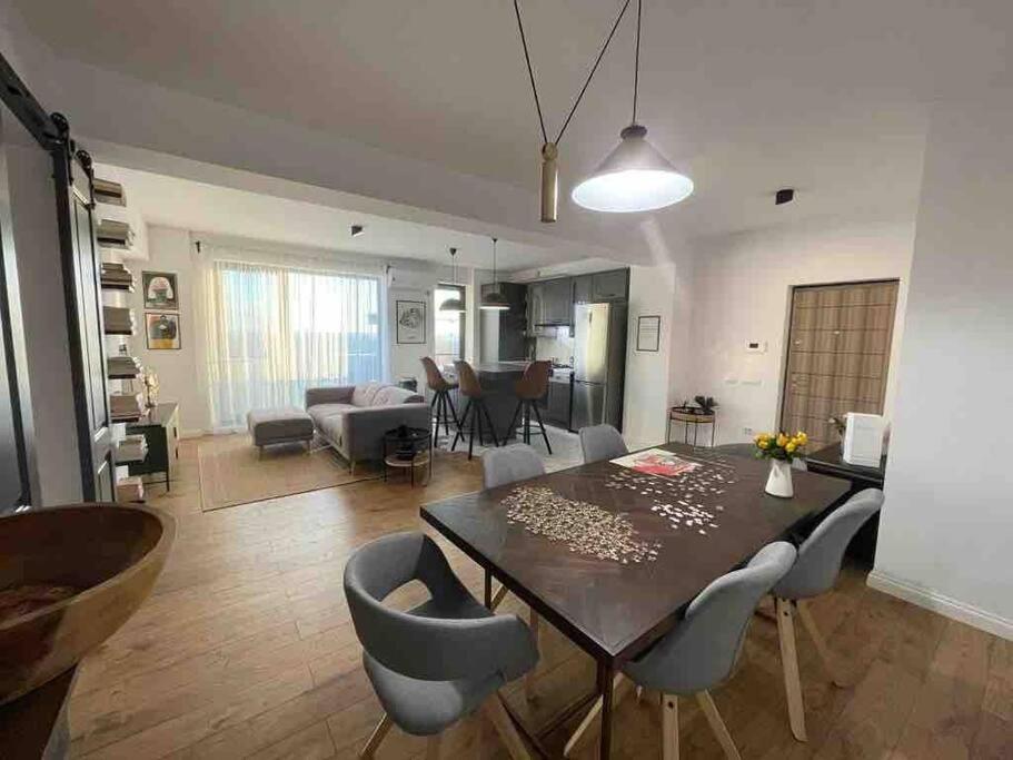 Modern 2-Bedroom Apartment In New Residence Крайова Екстериор снимка