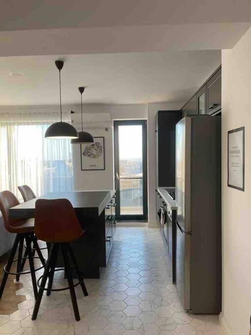 Modern 2-Bedroom Apartment In New Residence Крайова Екстериор снимка